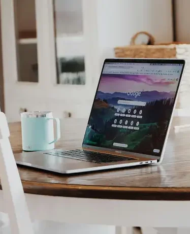Ordinateur portable ouvert sur Google pour la création de site internet à Cholet